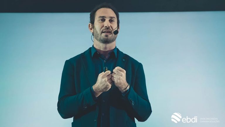 palestra sobre estrategia e novos negocios no ceo ebdi