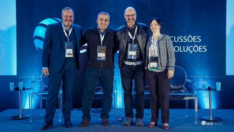 palestrantes no painel de debates sobre servicos e produtos financeiros do varejo